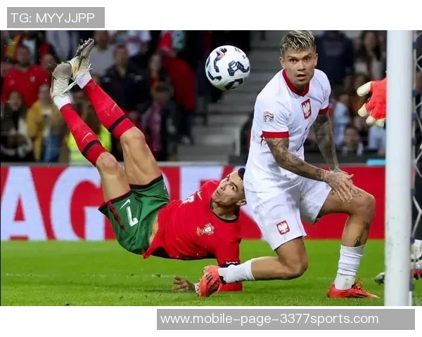 C罗精彩倒钩破门后队友热情为其戴帽子庆祝场面温馨